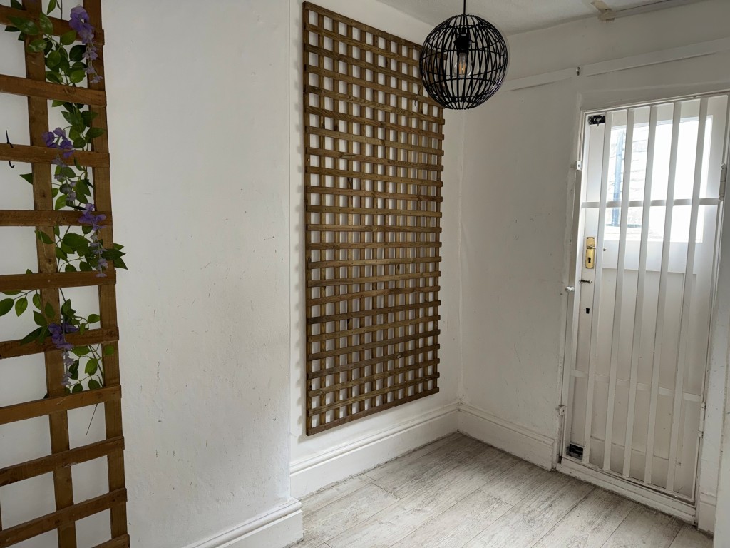 Lot: 69 - FREEHOLD COMMERCIAL BUILDING IN CENTRAL LOCATION - First floor landing seating area